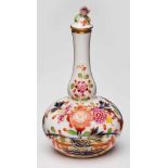 Kl. Flakon, Meissen um 1870."Tischchen-Dekor". Flasche m. kugeliger Bauchung u. schlankem Hals,