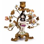 Leuchter, Meissen 18./ 19. Jh.Standfigur einer Amorette m. Schultertuch u. Hut m. Muscheldekor auf