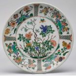 Gr. runde Schale/ "Saucer-Dish",China wohl K'ang-Hsi-Periode (1662-1722). Porzellan m. farbigem