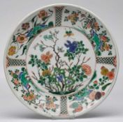 Gr. runde Schale/ "Saucer-Dish",China wohl K'ang-Hsi-Periode (1662-1722). Porzellan m. farbigem