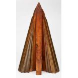 Dreieckige Holzskulptur m. Bronze,Esa Fedrigolli (Italien, geb. 1950). Nussbaum massiv. Horizontal