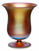 Kl. Kratervase, WMF um 1920.Typ "Myra". Bernsteinfarbenes Glas, irisierend überfangen.
