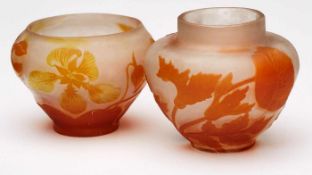 Satz von 2 kl. Vasen, Gallé um 1904.Farbloses Glas, 1 x außen orange überfangen bzw. innen rosé u.