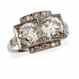 Art-Déco-Ring um 1920Platin, besetzt mit 2 Altschliff-Diamanten von 1,752 ct und 1,758 ct,