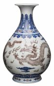 Enghalsvase, China wohl um 1820.Porzellan m. Dekor in Blau u. Grau. Stark bauchige Tropfenform m.