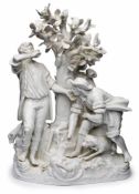 "Apfelernte", Meissen 1988.Weiß glasiert. Apfelbaum auf unregelmäßigem naturalist. Sockel, darum