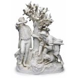 "Apfelernte", Meissen 1988.Weiß glasiert. Apfelbaum auf unregelmäßigem naturalist. Sockel, darum