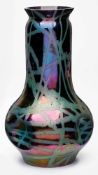 Vase, wohl Loetz Wwe. um 1900.Violettes Glas m. Fadenauflage, irisierend über- fangen. Kugelige