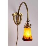 Wandlampe, Jugendstil,Muller Frères um 1910. Schirm aus farblosem Glas m. Pulverein- schmelzung in