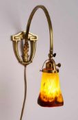 Wandlampe, Jugendstil,Muller Frères um 1910. Schirm aus farblosem Glas m. Pulverein- schmelzung in