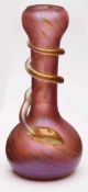 Kl. Vase mit Schlangenbesatz,wohl Loetz Wwe. um 1900. Farbloses Glas, teils m. gelber Einschmelzung,