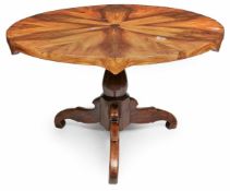 Gr. rd. Biedermeier-Tisch um 1825.Nußbaum furniert. Platte sternförmig furniert m. Wurzelnuss-