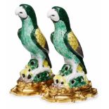 Paar Papageien auf Bronzemontierung,Kangxi-Stil, China wohl um 1900. Porzellan m. Emaillefarbendekor