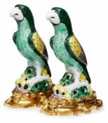Paar Papageien auf Bronzemontierung,Kangxi-Stil, China wohl um 1900. Porzellan m. Emaillefarbendekor