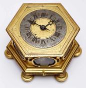 Horizontale Tischuhr, deutsch, wohl Anfang18. Jh. Feuervergoldetes Bronzegehäuse, hexagonale