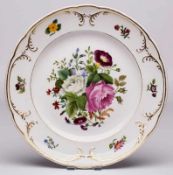 Teller mit Blumendekor,KPM Berlin um 1860. Rd. Form m. leicht schräger Fahne m. gold- staffiertem