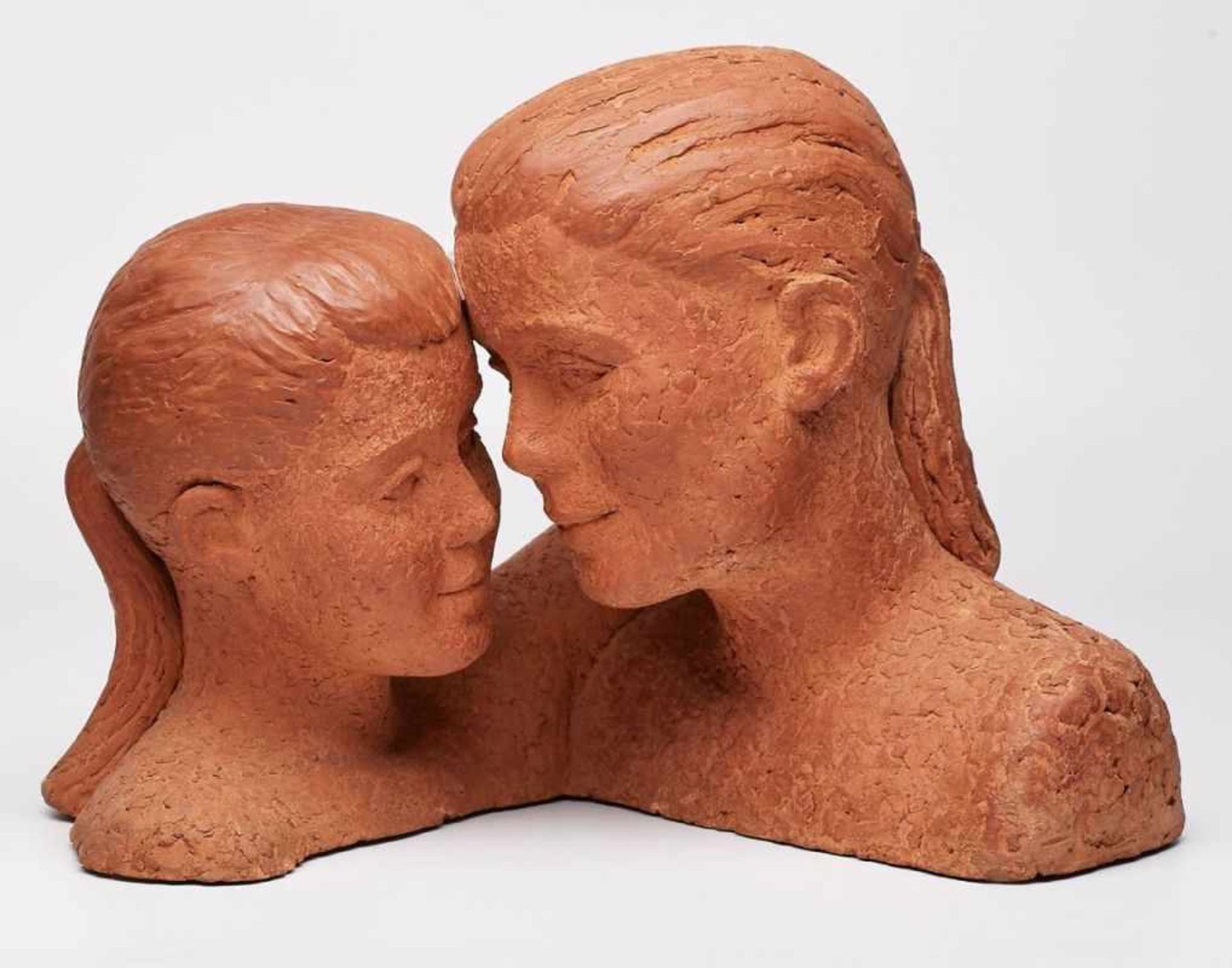 Keramik sign. M. Bent"Mutter und Tochter", wohl um 1980. Roter Scherben. Im re. Winkel zueinander