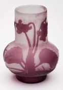 Kl. Vase mit Veilchendekor, Gallé um 1904.Farbloses Glas, außen violett überfangen. Kugelige