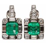 Paar Ohrringe, 14 ct WG, mit 2 Smaragden im Smaragdschliff und umgeben von 22 Diamantenvon ca. 10-12
