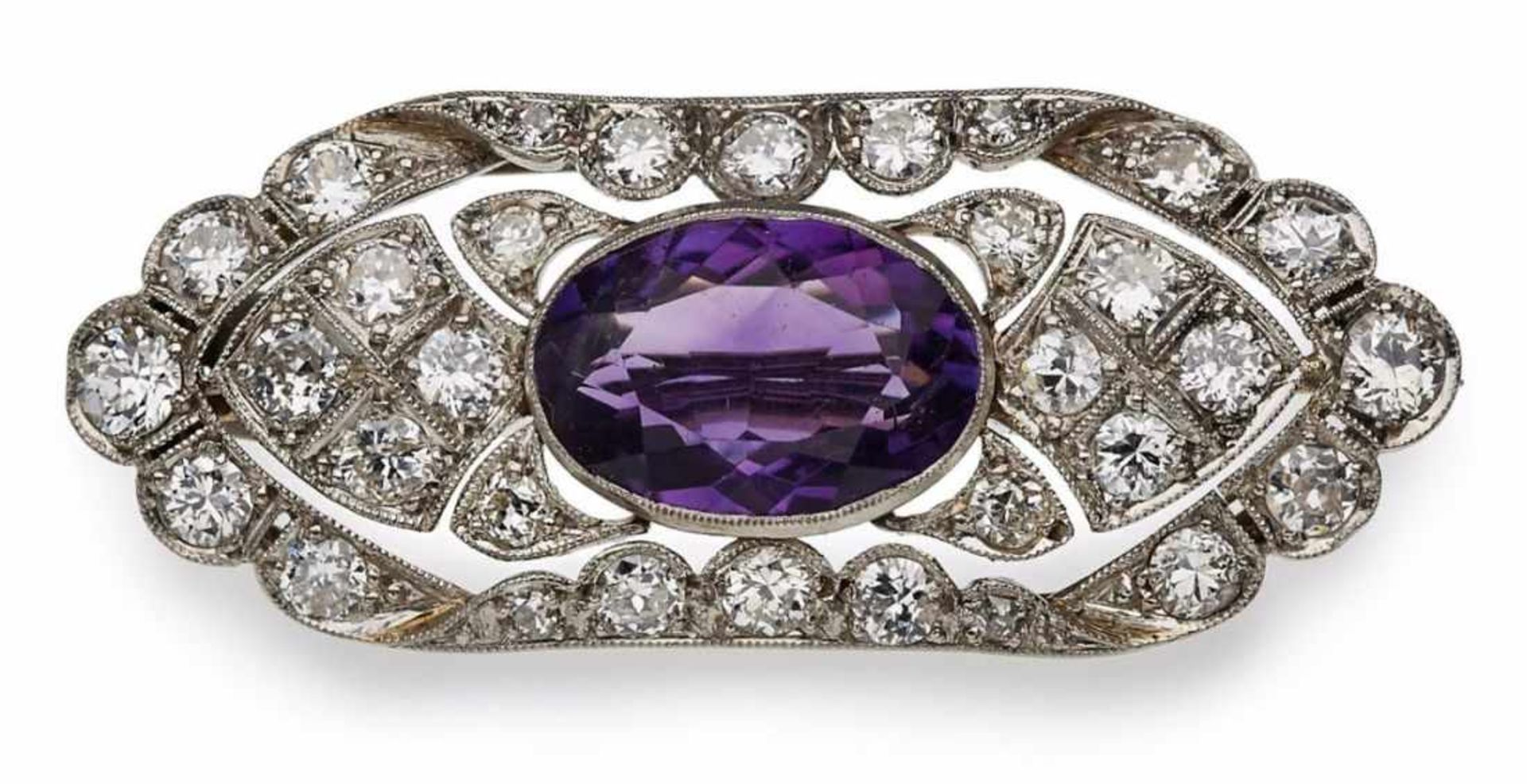 Art-Déco-Brosche um 1920Platin, besetzt mit einem Amethyst im Ovalschliff und 32 Altschliff-Diam.