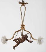 Jugendstil-Deckenlampe,Frankreich um 1900. Spritzguss bronzefarben patiniert. Plastischer Engel in