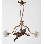 Jugendstil-Deckenlampe,Frankreich um 1900. Spritzguss bronzefarben patiniert. Plastischer Engel in