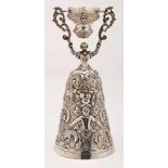 Brautbecher, Renaissance-Stil,Hanau 2. Hälfte 20. Jh. 800er Silber. Hoher Kelch in Form eines ausge-
