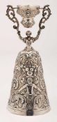 Brautbecher, Renaissance-Stil,Hanau 2. Hälfte 20. Jh. 800er Silber. Hoher Kelch in Form eines ausge-
