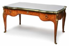 Gr. Bureau-Plat, Louis-XV-Stil, Frankreich20.Jh. Nussbaum furn. Rechteckiges geschweiftes Gestell m.