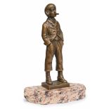 Kl. Bronze"Zigarre rauchender Junge" um 1900. Hellbraun patiniert. Stehende Figur auf rosé/schwarz