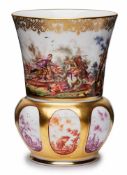 Kl. Vase mit Schlachtenmalerei,Meissen 1983. Kugelige Bauchung m. leicht facettierter Wandung u.