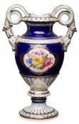 Gr. Schlangenhenkelvase, Meissen um 1870.Amphore auf Rd.fuß, d. gekehlte Hals seitl. flankiert v.