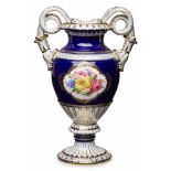 Gr. Schlangenhenkelvase, Meissen um 1870.Amphore auf Rd.fuß, d. gekehlte Hals seitl. flankiert v.