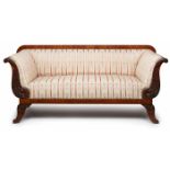 Biedermeier-Sofa, norddt. um 1825-30.Mahagoni massiv u. Mahagoni furn. Armlehnen m. nach aussen