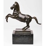 Bronze "Springendes Pferd" wohl Italien um1900. Schwarz patiniert. Pferd auf rechteckiger