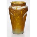 Vase mit Tupfendekor, Loetz Wwe. um 1900.Farbloses Glas, im irisierenden Überfang bräunl. Tupfen.