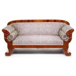 Biedermeier-Sofa, norddt. um 1825-30.Mahagoni furn. m. Fadeneinlage in Ahorn. Ausladende Seiten m.