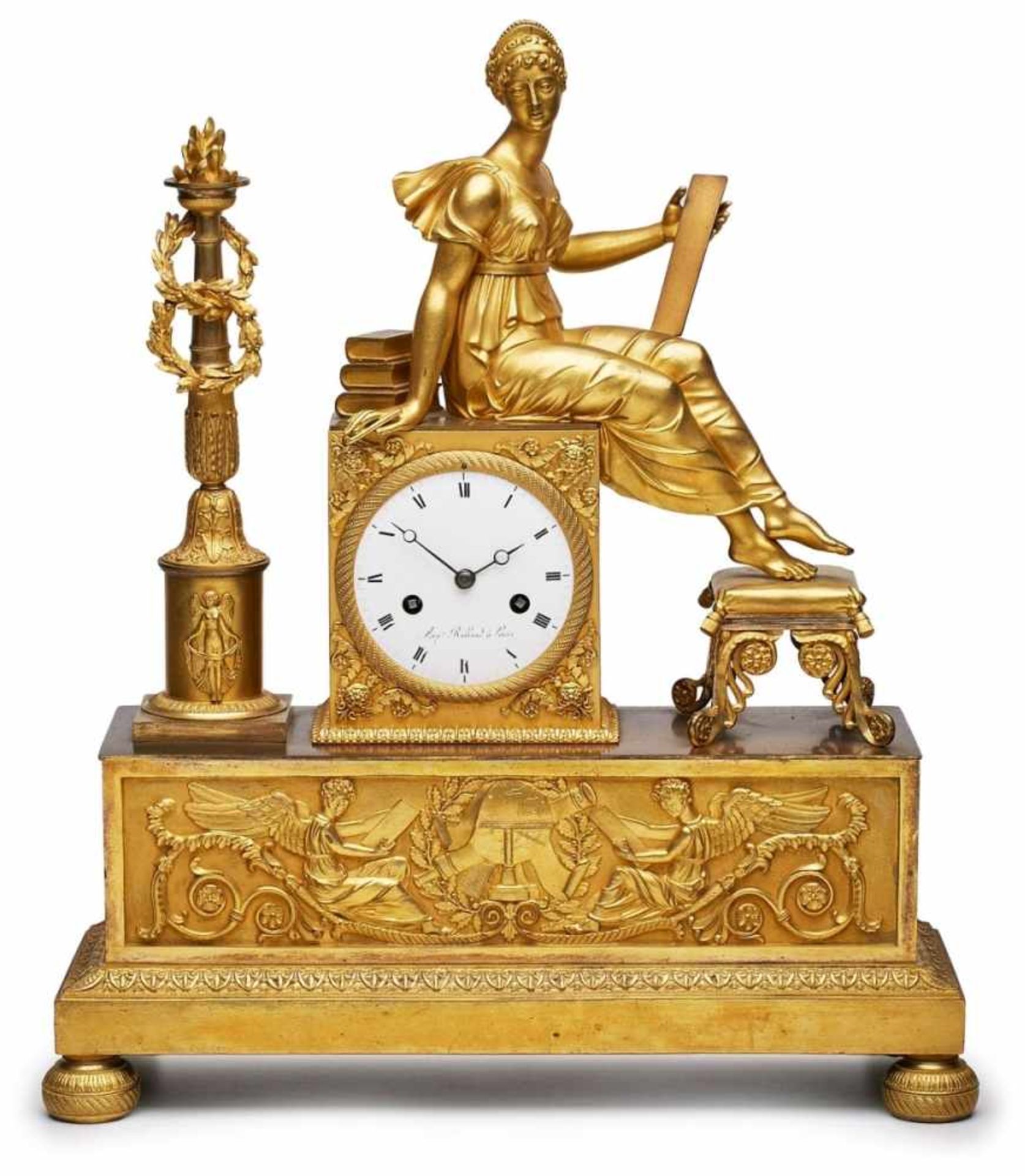 Gr. Empire-Figurenuhr um 1810-15.Bronze feuervergoldet. Hoher rechteckiger, abgetreppter u.