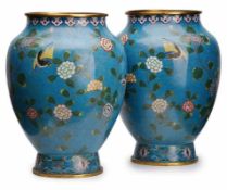 Paar Cloisonné-Vasen, China wohl um 1920.Bauchige, gedrungene Amphore auf kurzem Rd.fuß. Wandung