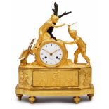 Figurenuhr, Paris um 1800.Feuervergoldete Bronze. Hoher 8-fach abgeschrägter Sockel auf 6