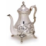 Kaffeekanne, Jugendstil, deutsch um 1900.800er Silber. Im unteren Teil kugeliger Korpus auf 4