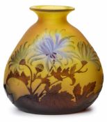 Vase mit Chrysanthemendekor,Gallé um 1920. Farbloses Glas, innen gelb u. außen braun/ blau