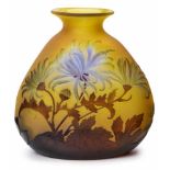 Vase mit Chrysanthemendekor,Gallé um 1920. Farbloses Glas, innen gelb u. außen braun/ blau