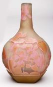 Vase mit Blütendekor, Gallé um 1904.Farbloses Glas, außen grün/ beige/ rosé über- fangen. Bauchige