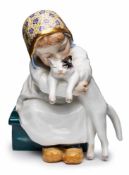 HentschelkindMädchen mit Katze, Meissen 1990. II. Wahl. Entw.: J. Konrad Hentschel. Auf kl. Bank