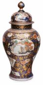 Gr. Imari-Deckelvase, Japan wohl um 1860.Porzellan m. farbigem Emaille-Dekor, gold-ge- höht.