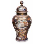 Gr. Imari-Deckelvase, Japan wohl um 1860.Porzellan m. farbigem Emaille-Dekor, gold-ge- höht.