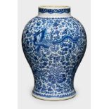 Gr. Vase, Kangxi, China wohl 19. Jh.Porzellan m. Malereidekor in Unterglasur-Blau. Wandung im oberen