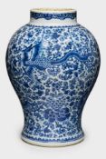 Gr. Vase, Kangxi, China wohl 19. Jh.Porzellan m. Malereidekor in Unterglasur-Blau. Wandung im oberen