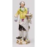 Kammerdiener mit Limonade, Meissen 1977.Entw. wohl J.J. Kaendler. Elegante Standfigur m. Schürze,